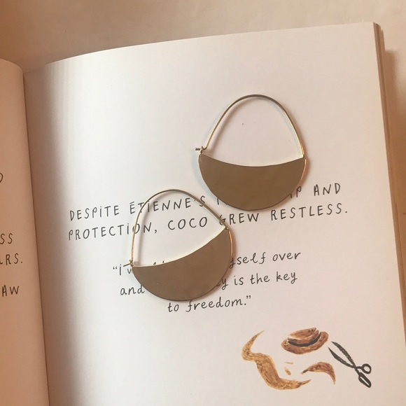 Everri Jewelry - Everri Hammered Half-Moon Hoop Earrings